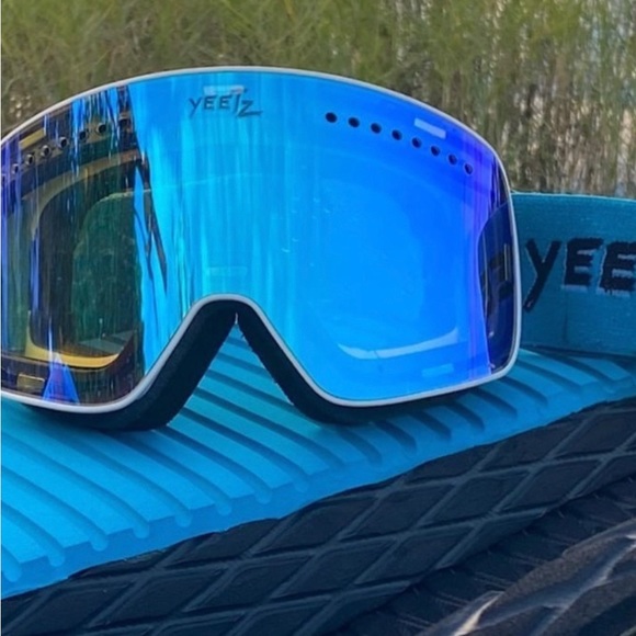 Ski & Snowboard Goggles - Picture 8 of 9